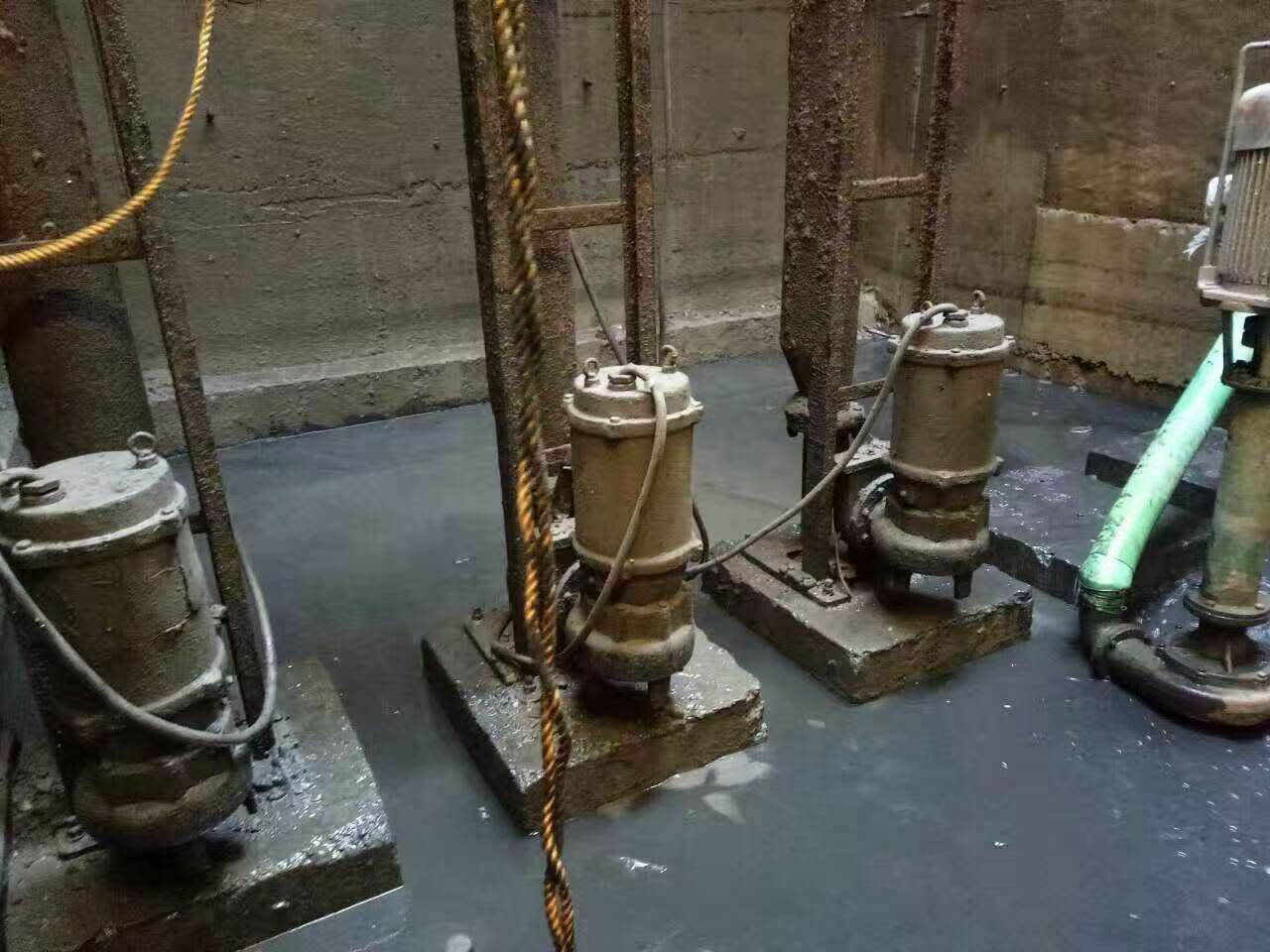 荣昌污水池清理