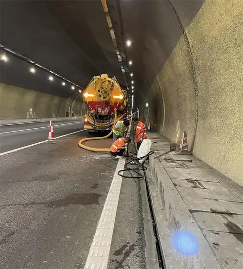 荣昌隧道排水渠清淤